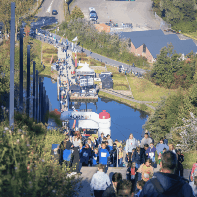 Trappenmarathon (2) kinderen en volwassenen die samen een lange trap beklimmen tijdens evenement